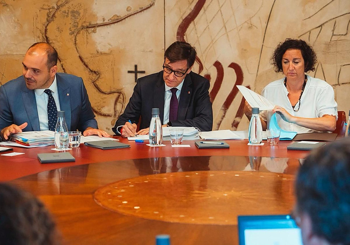 El presidente de la Generalitat de Cataluña, Salvador Illa, entre los consejeros de la Presidencia, Albert Dalmau, y de Economía y Finanzas, Alícia Romero, hoy