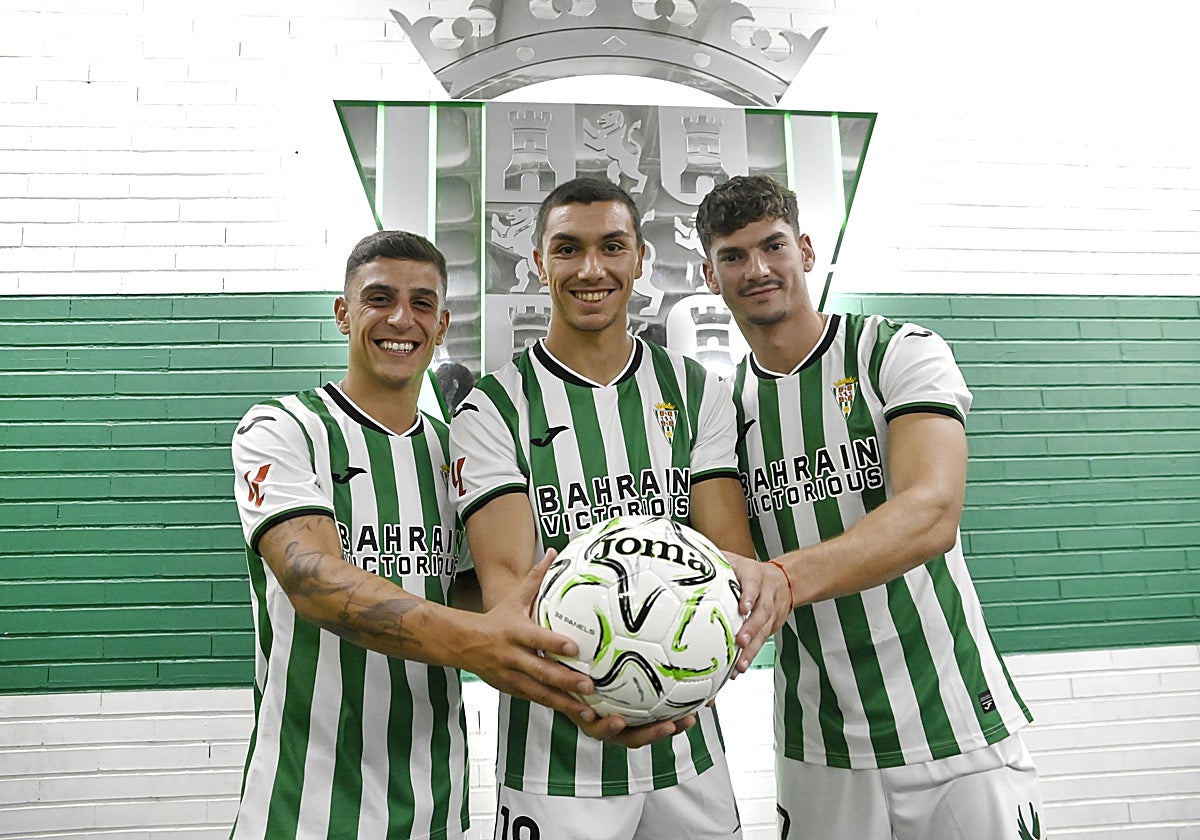 Alcedo, Fuentes y Mariano Carmona durante su presentación