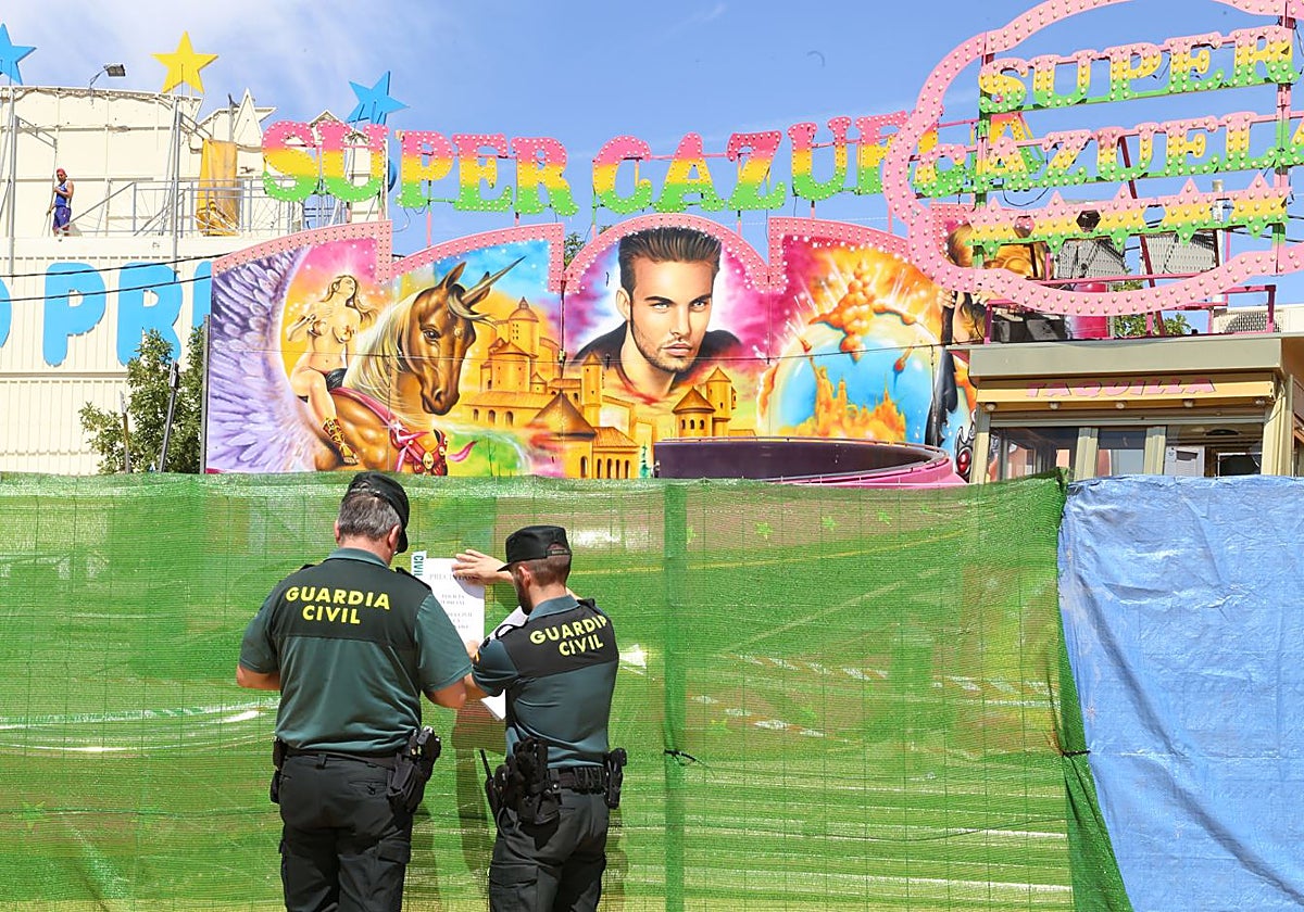 Pareja de Guardias Civiles en una atracción de feria