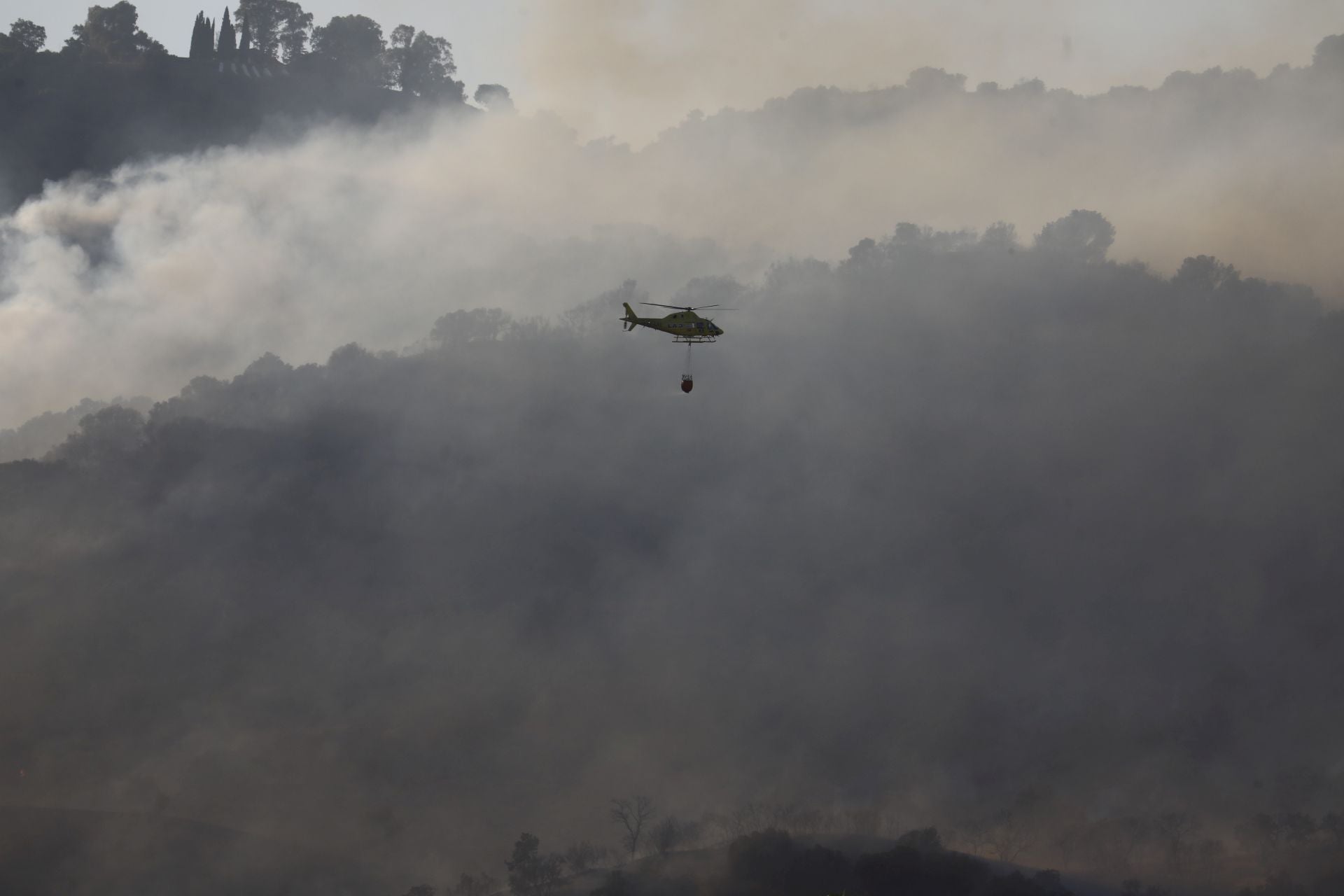 El incendio en la zona del Castillo de la Albaida en Córdoba, en imágenes