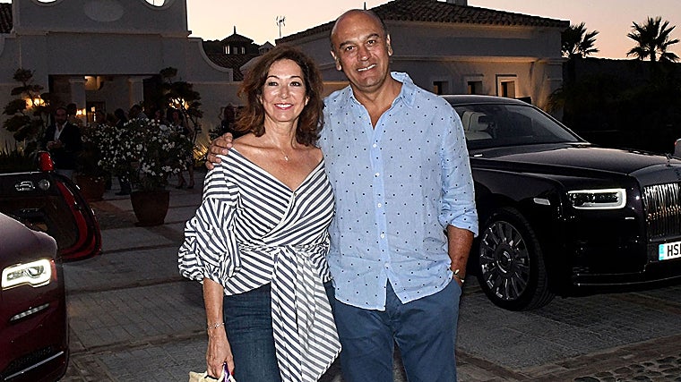Ana Rosa Quintana junto a su marido, de vacaciones en Sotogrande