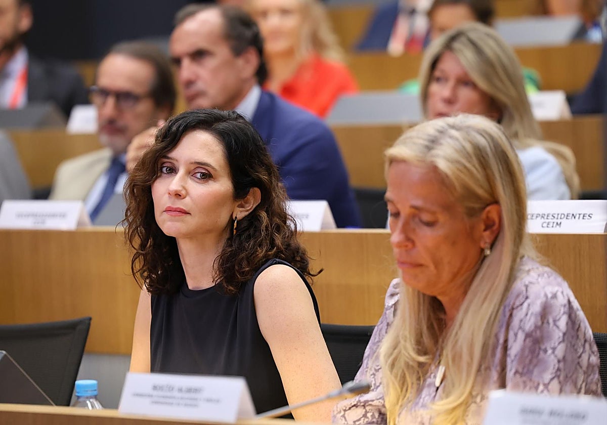 Isabel Díaz Ayuso, junto a la consejera de Economía y Hacienda, Rocío Albert