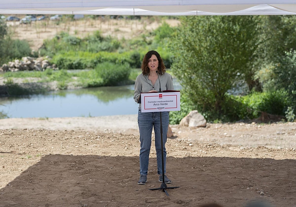 Isabel Díaz Ayuso durante su visita a la nueva pasarela sobre el río Henares y al corredor medioambiental Arco Verde, en Mejorada del Campo