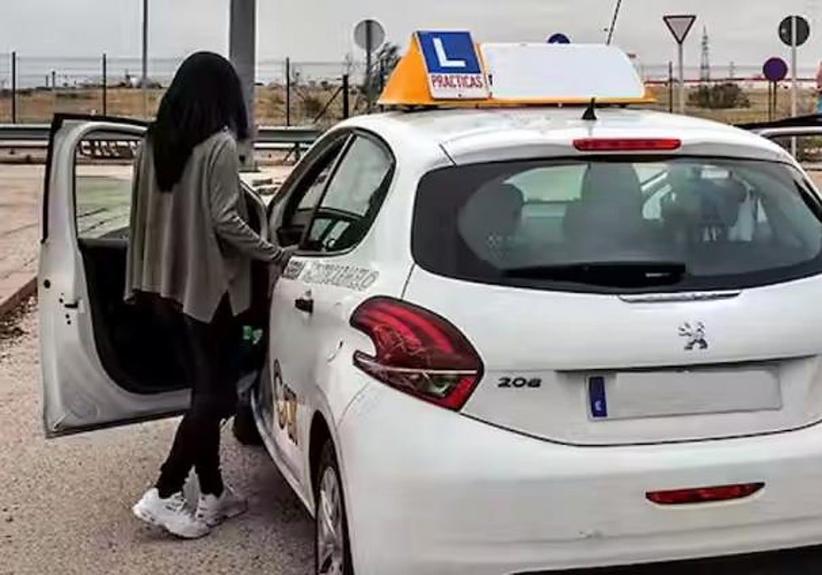 Una aspirante a sacarse el carné de conducir