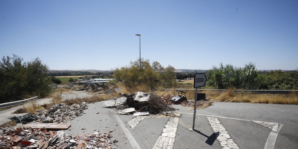 La carretera al cementerio de la Fuensanta de Córdoba sigue a la espera de la obra definitiva tres años después