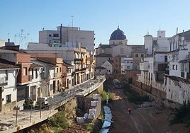 «Se acerca el periodo de lluvias y el barranco está descarnado»: Chiva reclama a la CHJ que acelere las obras tras la dana