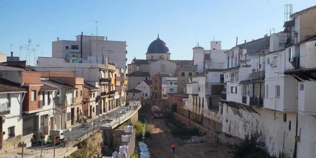 «Se acerca el periodo de lluvias y el barranco está descarnado»: Chiva reclama a la CHJ que acelere las obras tras la dana