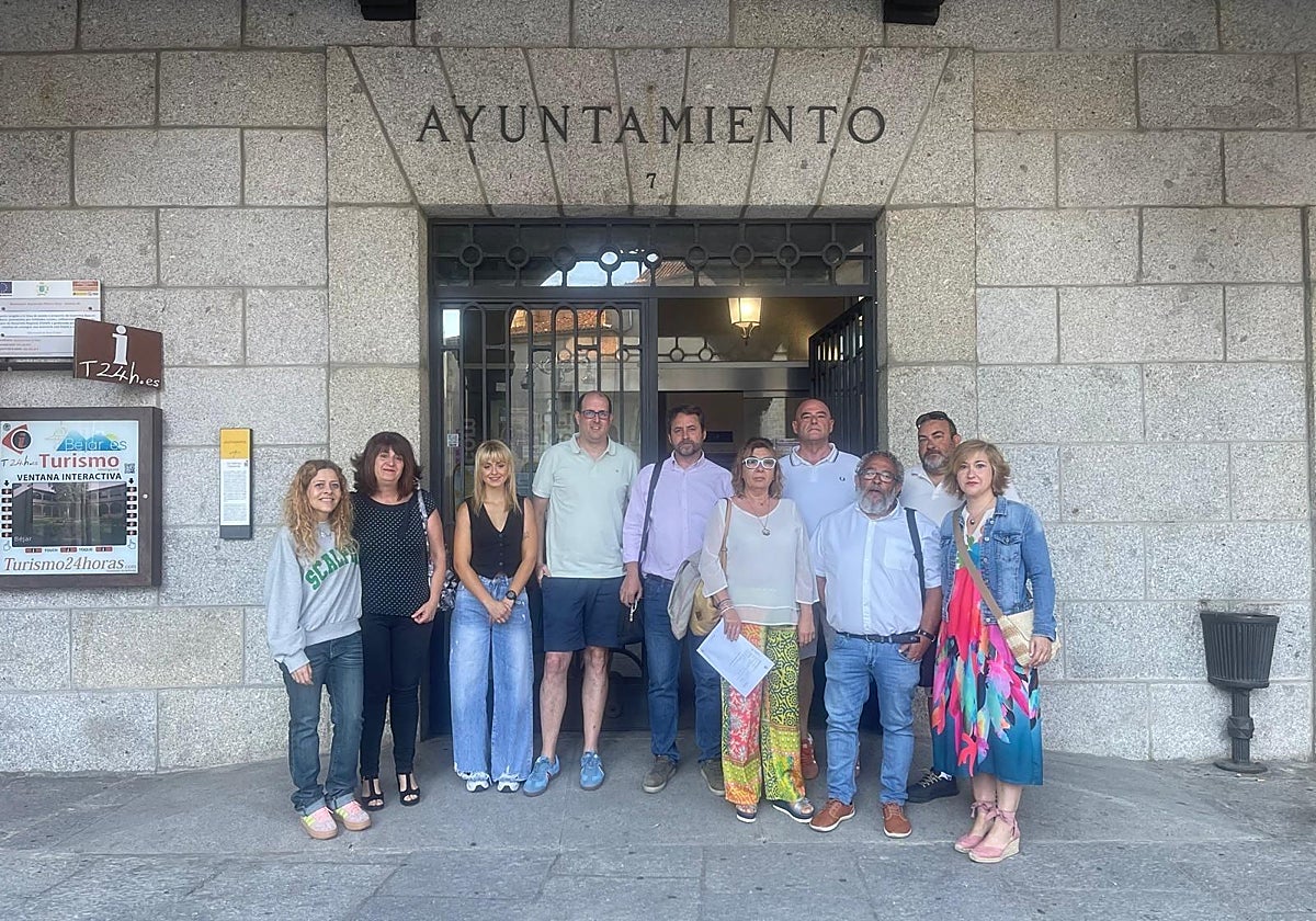Los diez concejales que han presentado la moción de censura contra el alcalde de Béjar