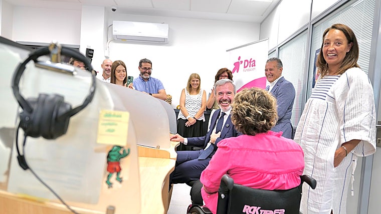 Azcón y, de pie, la consejera del ramo, Carmen Susín, en el Teléfono de Atención al Mayor atendido por cinco técnicos