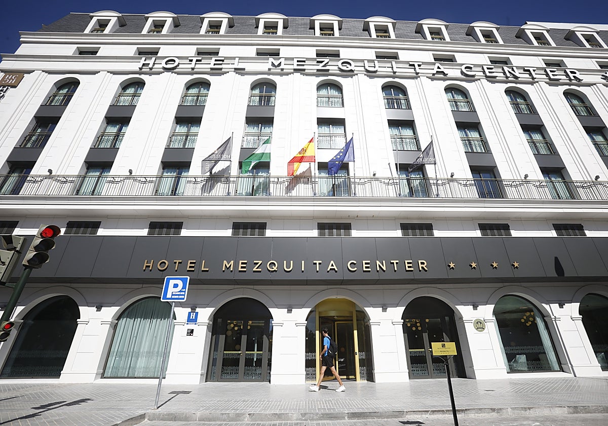 Fachada principal del Hotel Mezquita Center este martes tras su apertura al público
