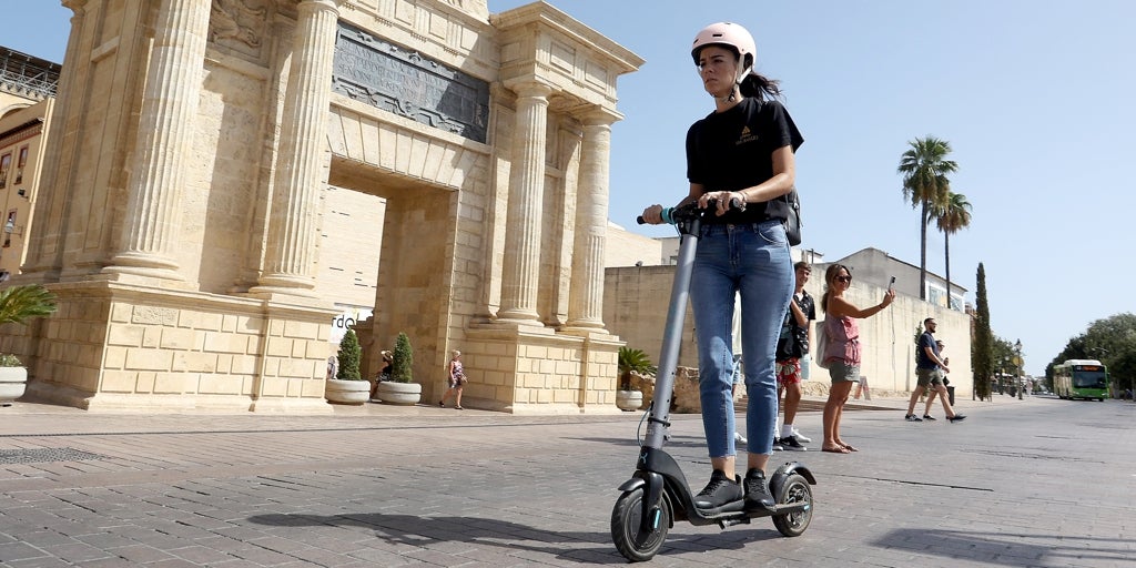 Más de la mitad de los patinetes multados en Córdoba circulaban por la acera