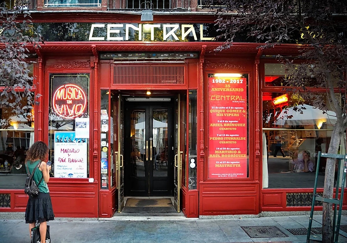 La icónica fachada del Café Central, en la madrileña Plaza del Ángel
