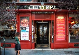 La icónica fachada del Café Central, en la madrileña Plaza del Ángel