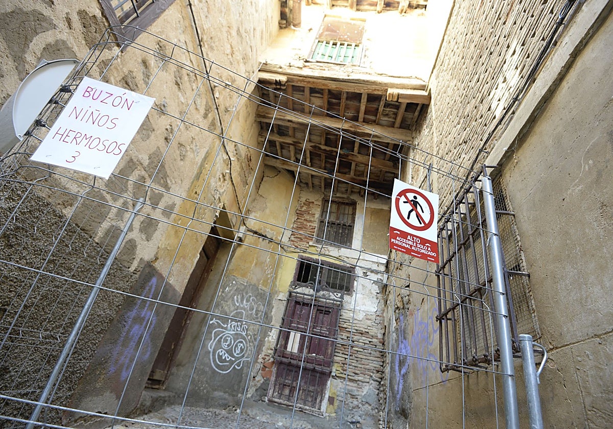 Inmueble en ruinas en el callejón de Niños Hermosos