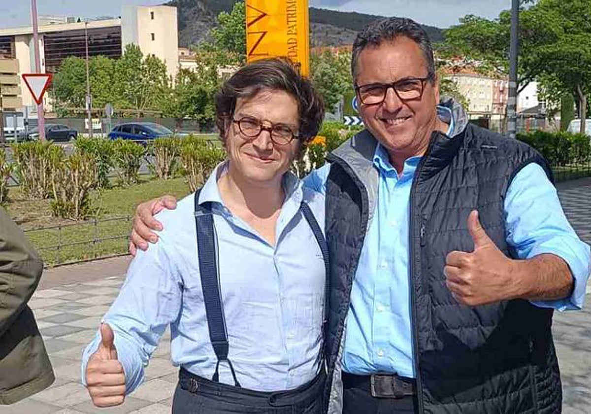 Imagen de las redes sociales de Vox Huete, el detenido aparece junto al diputado José María Figaredo