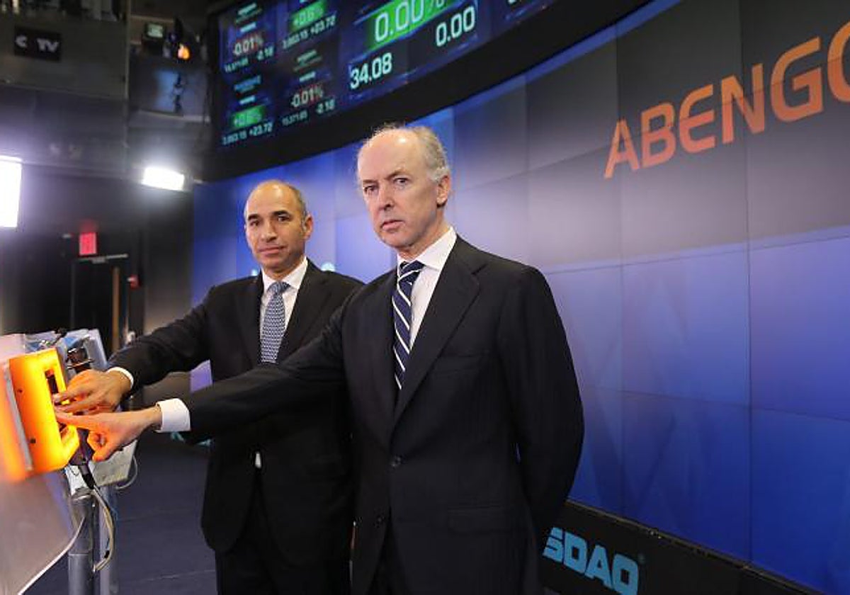 El presidente de la compañía española Abengoa, Felipe Benjumea (d), y el consejero delegado de la entidad, Manuel Sánchez, en el mercado Nasdaq en Nueva Yorken 2013