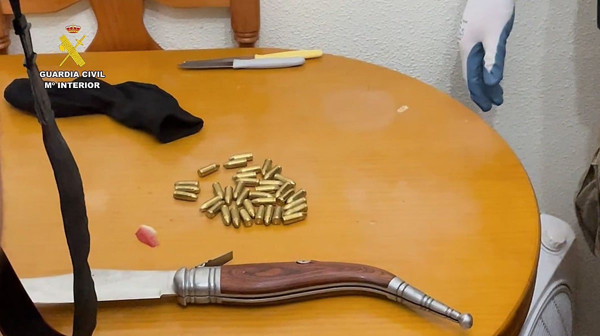 Imagen de las balas y un arma blanca incautados a los detenidos por la Guardia Civil
