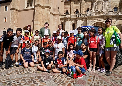 Imagen secundaria 1 - La presentación de la participación de Calleja en el rally Dakar
