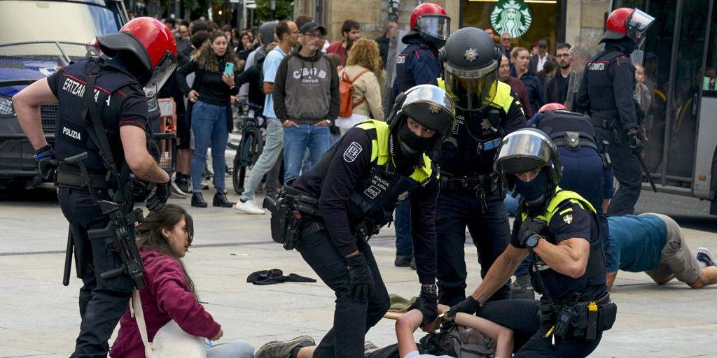Tres detenidos en Vitoria por desórdenes públicos y atentado a agentes en el intento de retirada de la acampada 'no comunicada' de GKS y el Sindicato de Vivienda