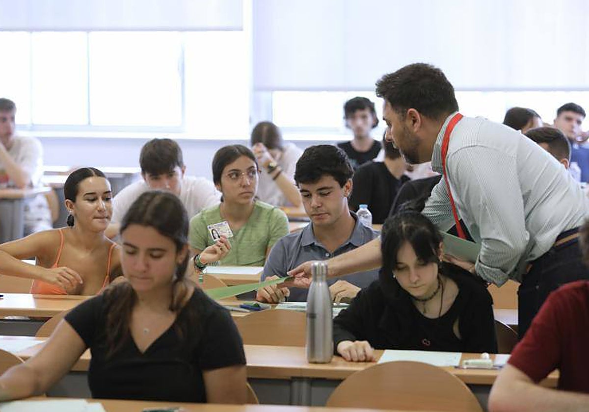 Estudiantes haciendo exámenes de Selectividad