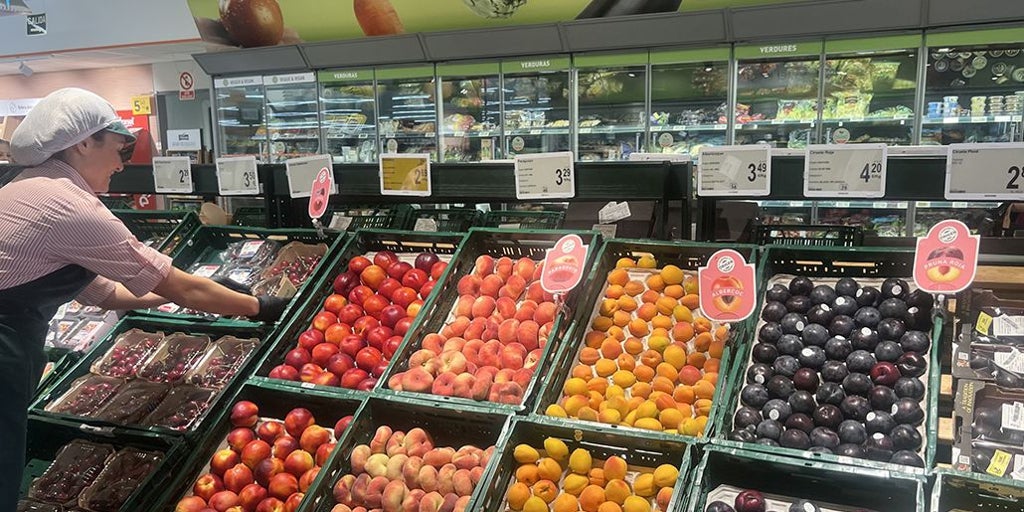 Consum confirma dónde compra las 7.753 toneladas de fruta de hueso que vende en sus supermercados