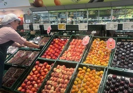 Consum confirma dónde compra las 7.753 toneladas de fruta de hueso que vende en sus supermercados