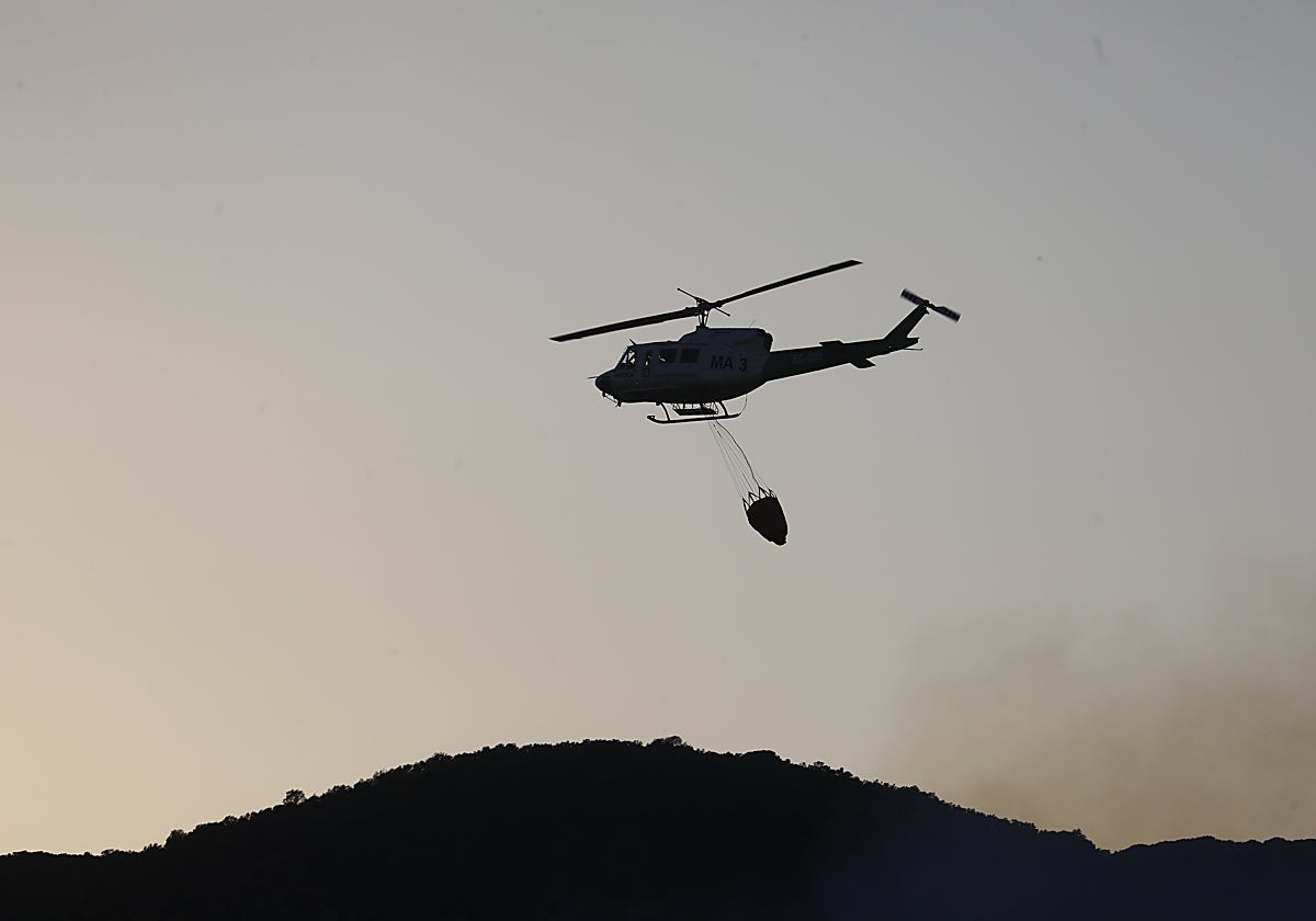 Los medios aéreos se incorporan a las labores de extinción del incendio
