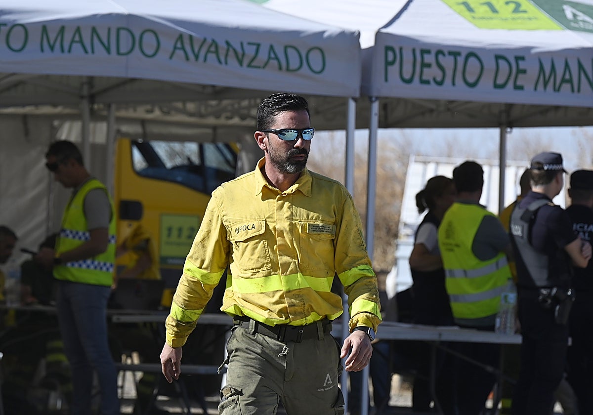 Un trabajador del Infoca en el Puesto de Mando del incendio de Córdoba
