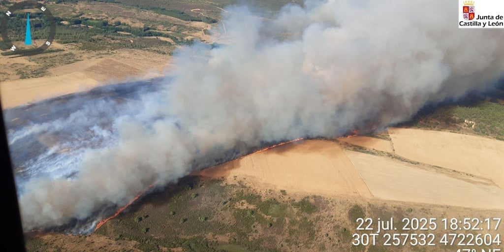 Los medios de extinción controlan el avance del incendio de Ferreras (León), que evoluciona de forma «favorable»
