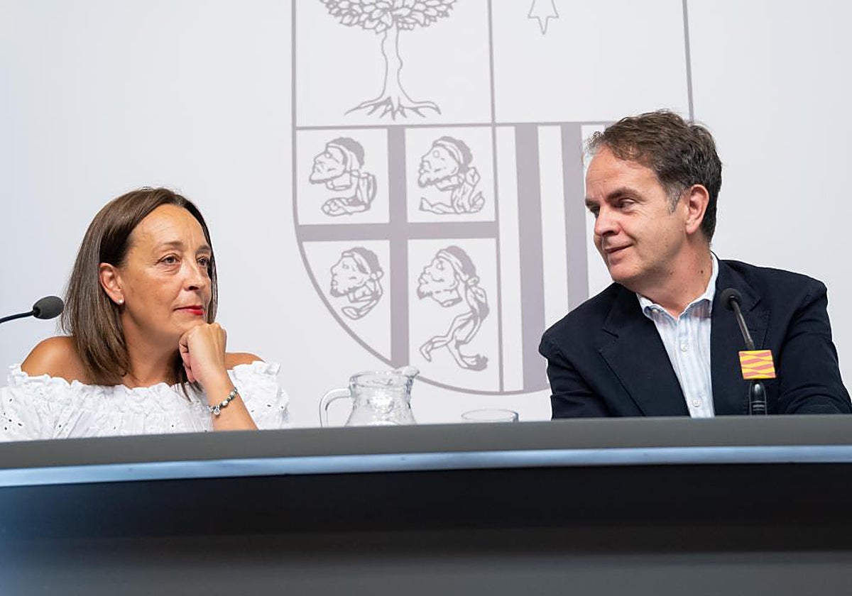 La consejera de Bienestar Social, Carmen Susín, y el titular de Hacienda, Roberto Bermúdez de Castro, en la rueda de prensa tras el Consejo de Gobierno