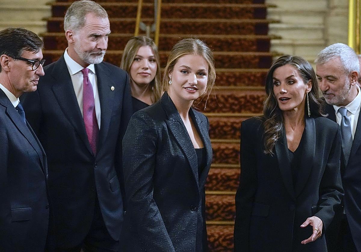 La Princesa Leonor, junto a los Reyes, la Infanta y Salvador Illa, a su llegada al Liceo de Barcelona