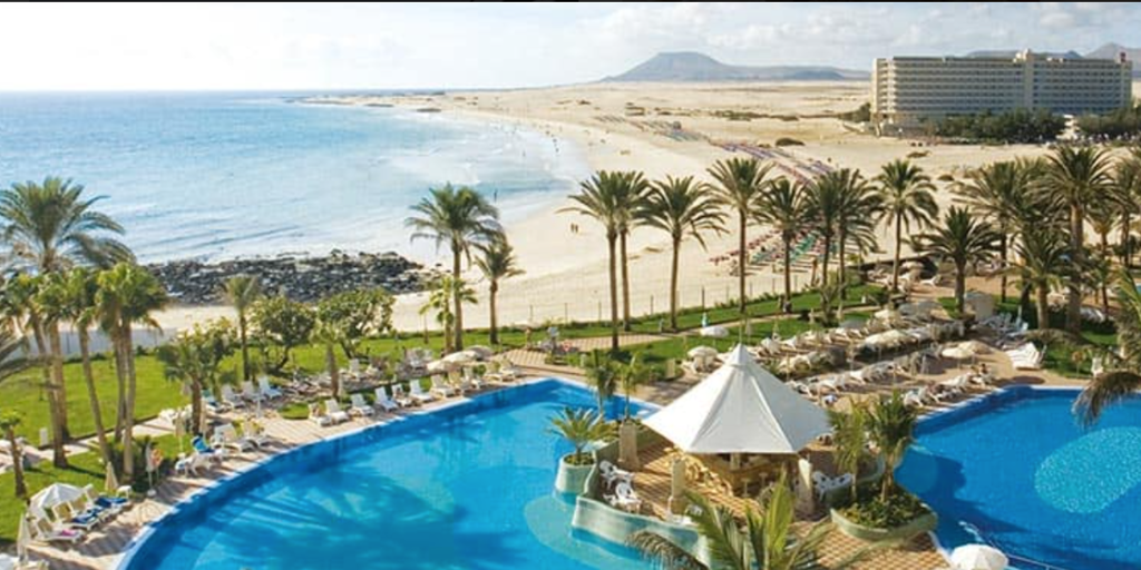 Riu inicia la demolición de las suites ilegales del hotel Tres Islas, en Fuerteventura