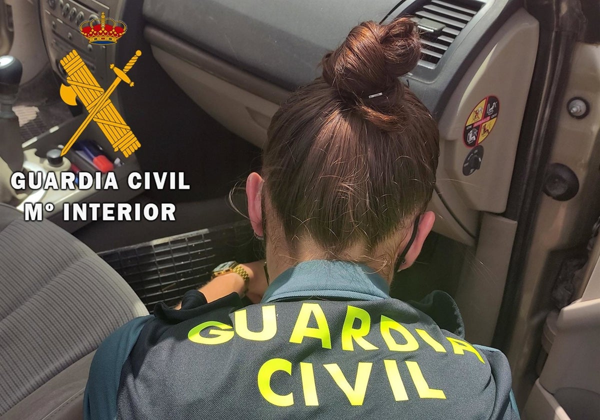 Agente de la Guardia Civil revisando el vehículo