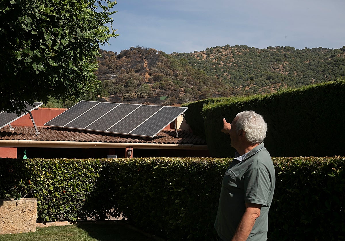 El propietario de la finca Santa Ana de la Albaida señala el fuego junto a su casa