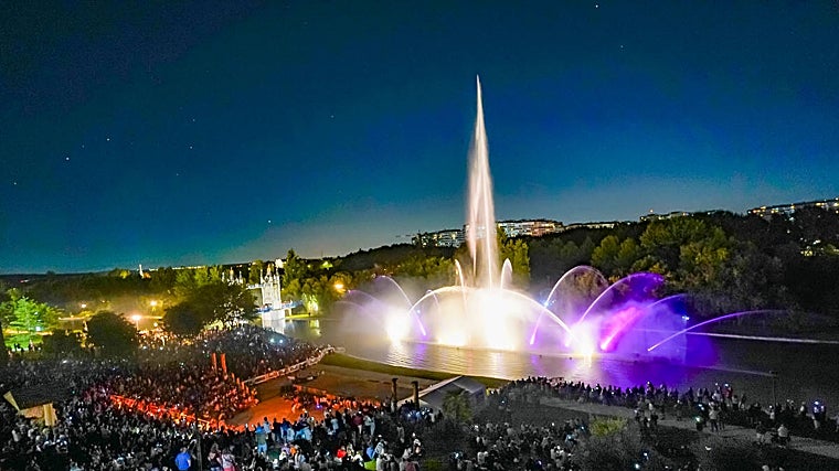 Uno de los espectáculos de la fuente del Parque Europa