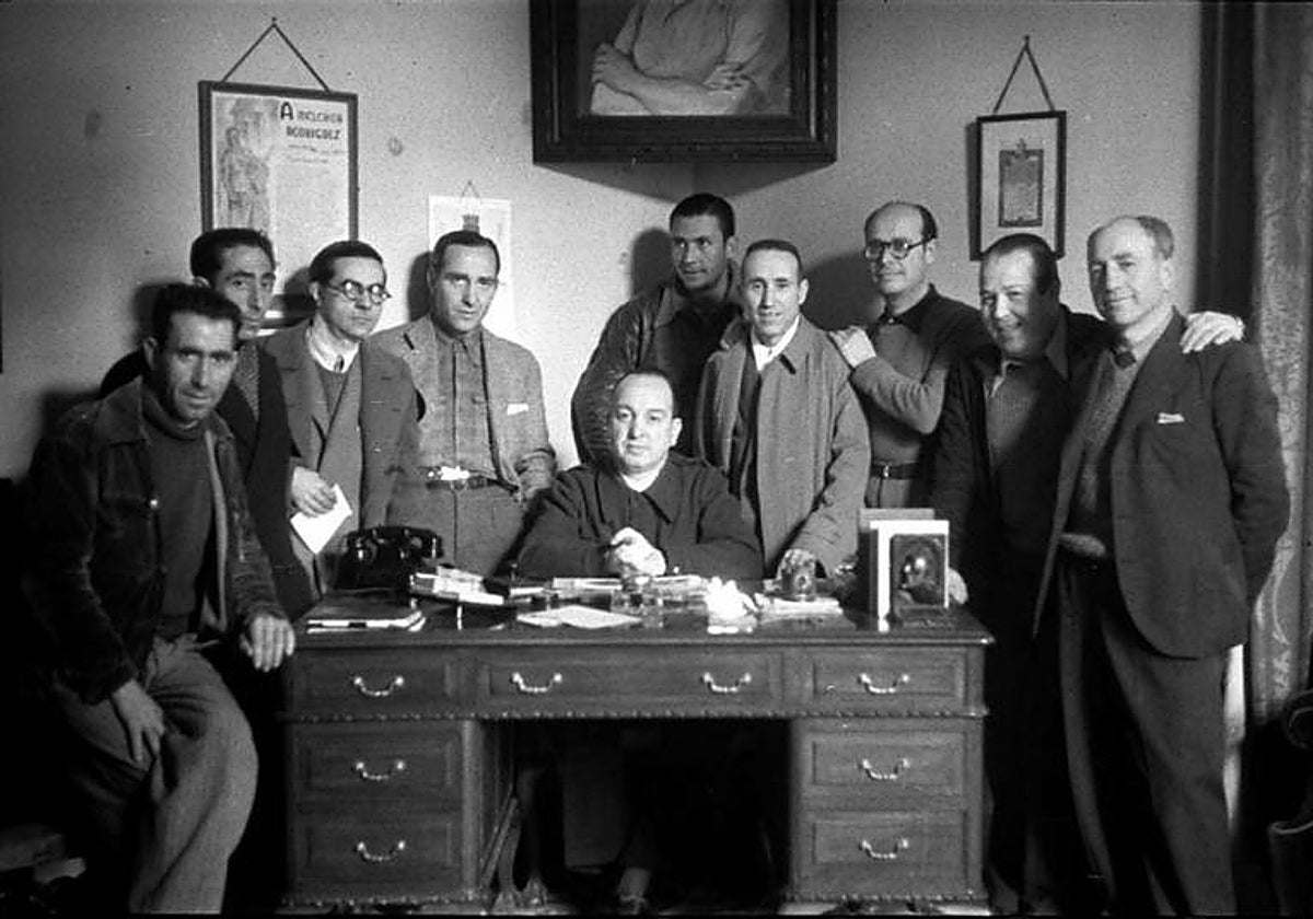 Melchor Rodríguez, sentado en la mesa, colocado en el centro de la imagen