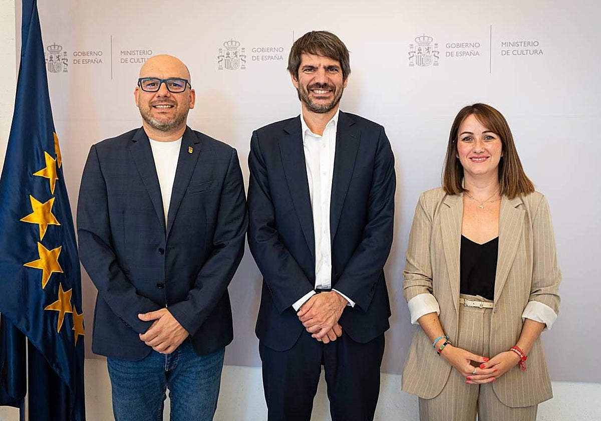 El alcalde de Carcabuey junto al ministro de Cultura, Ernest Urtasun