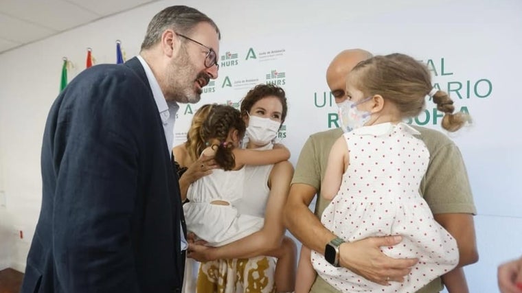 El delegado del Gobierno andaluz en Córdoba  junto a la pequeña Lucía