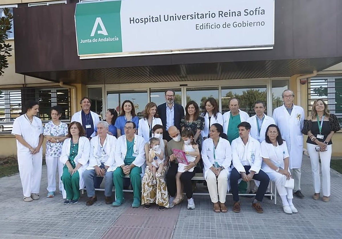 Foto de familia en el Hospital Reina Sofía de Córdoba con Lucía y su familia y el equipo médico