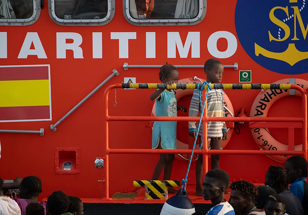 Dos menores migrantes desembarcados en El Hierro ras ser rescatados en la salvamar Adhara