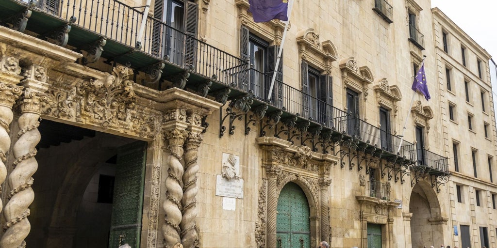 Alicante invierte 900.000 euros en renovar la red de saneamiento de la calle Vázquez de Mella