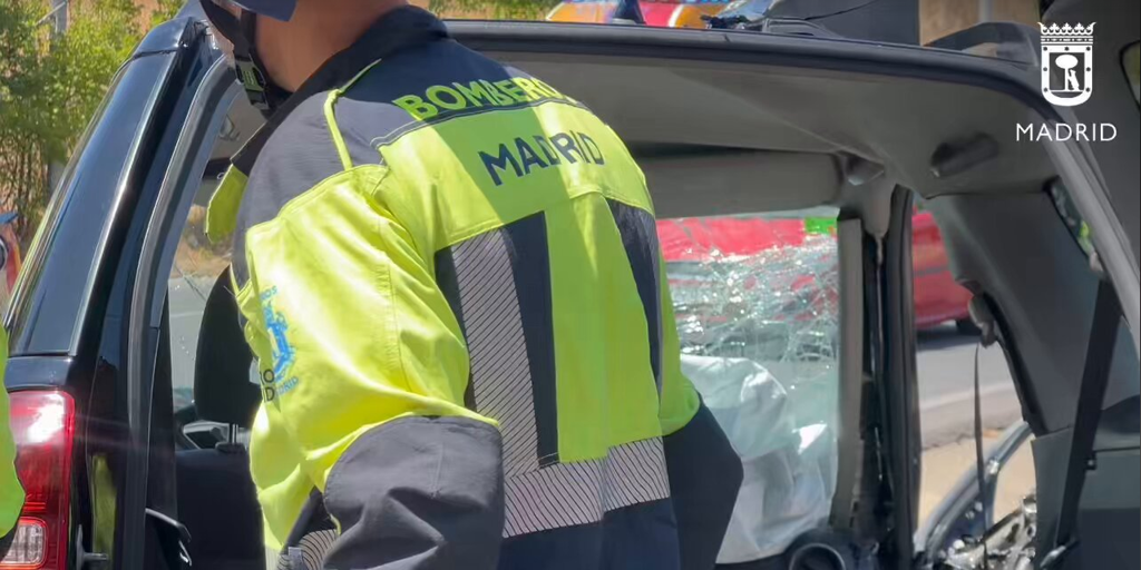 Dos sexagenarios, potencialmente graves tras chocar su coche con un autobús urbano en la incorporación de la A-5 en Latina