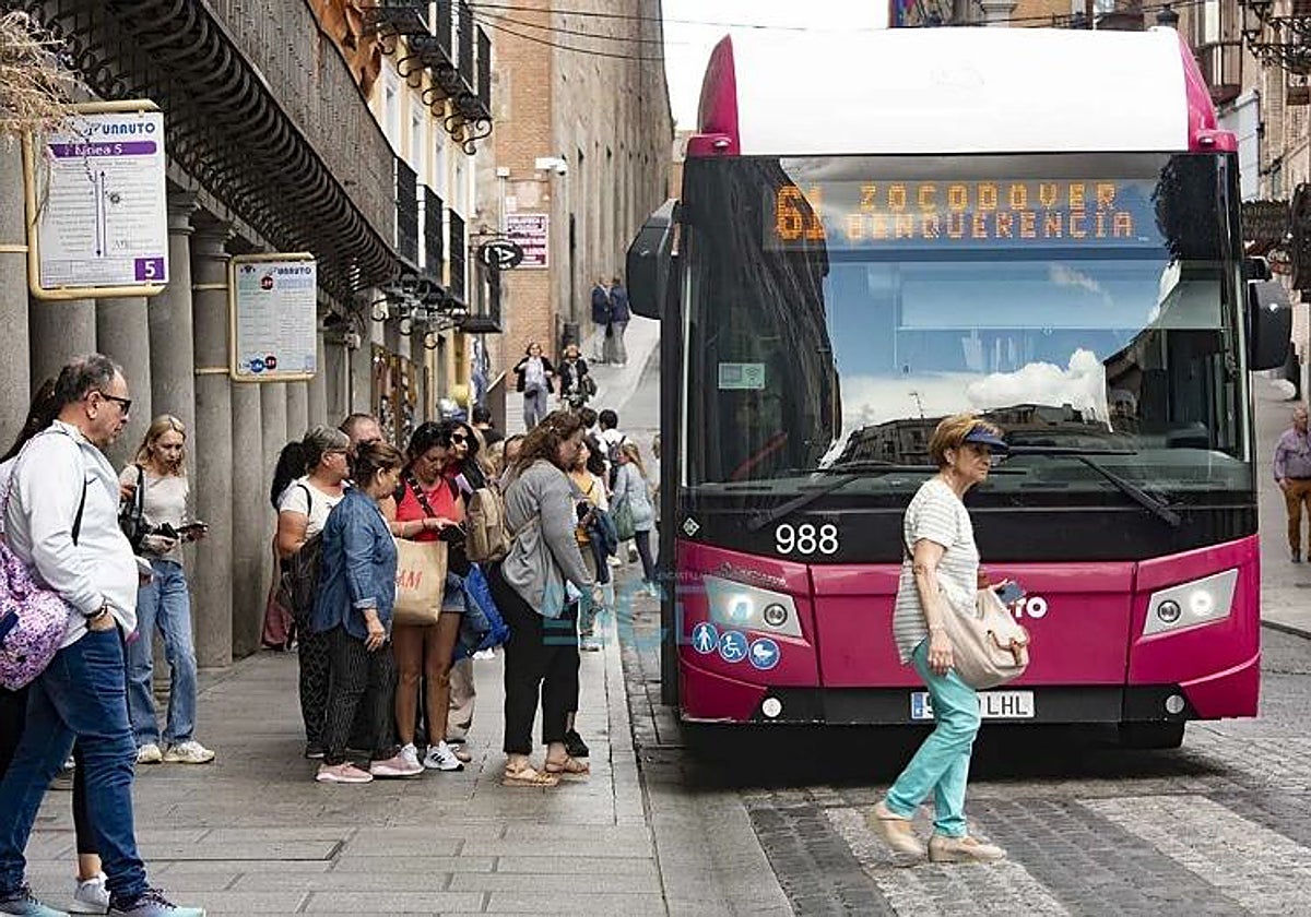 Paradas del los autobuses urbanos en la plaza de Zocodover, corazón del Casco Histórico