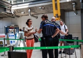 Control de seguridad, ayer, en uno de los accesos a la T-4 del aeropuerto de Barajas