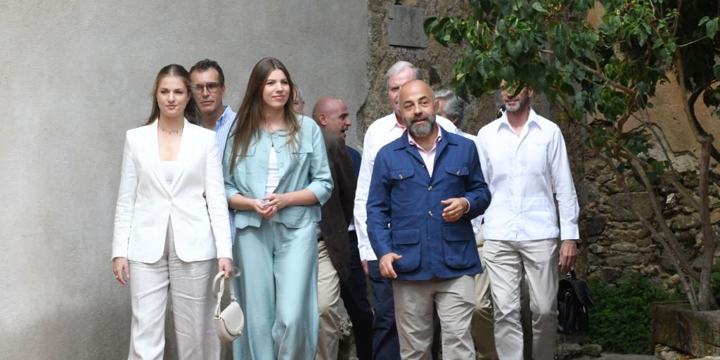 Leonor y Sofía visitan el legado artístico de Elsa Peretti en una aldea blindada por los Mossos en Gerona
