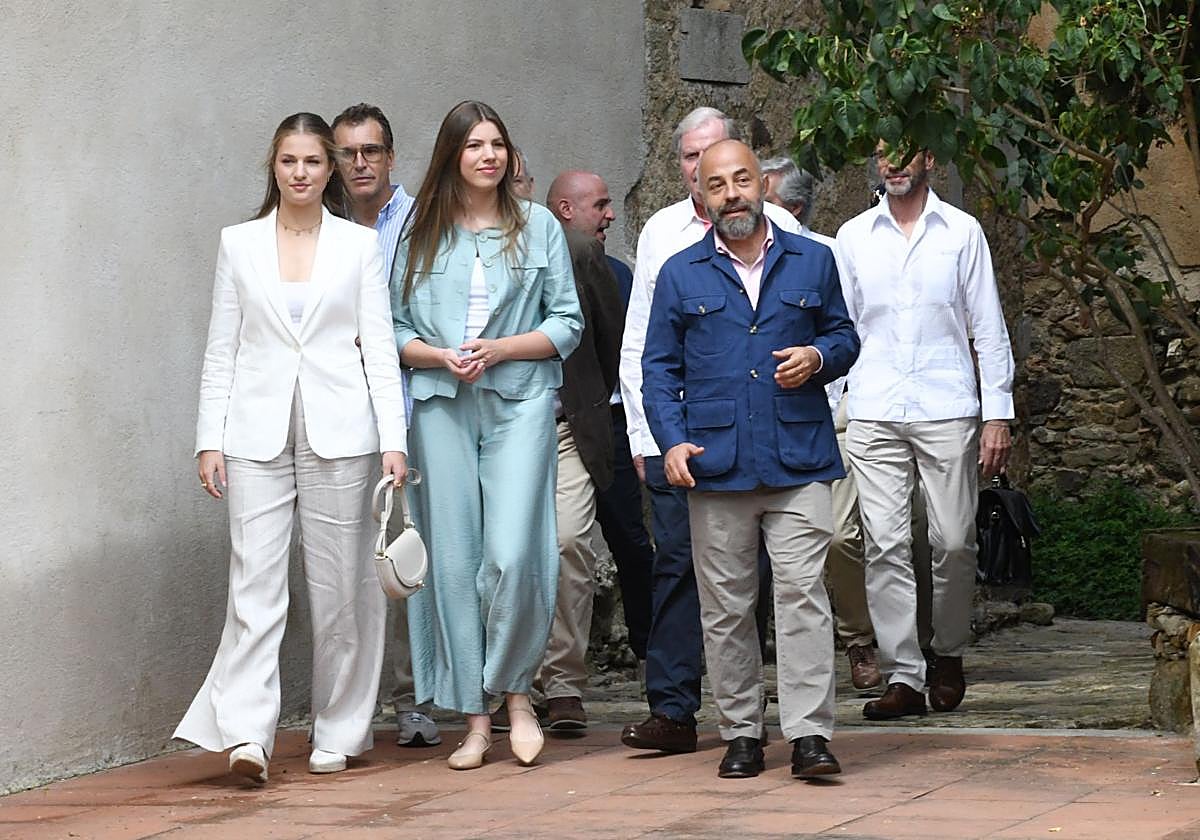 La princesa Leonor y la infanta Sofía durante su visita a la Fundación Nando y Esa Peretti