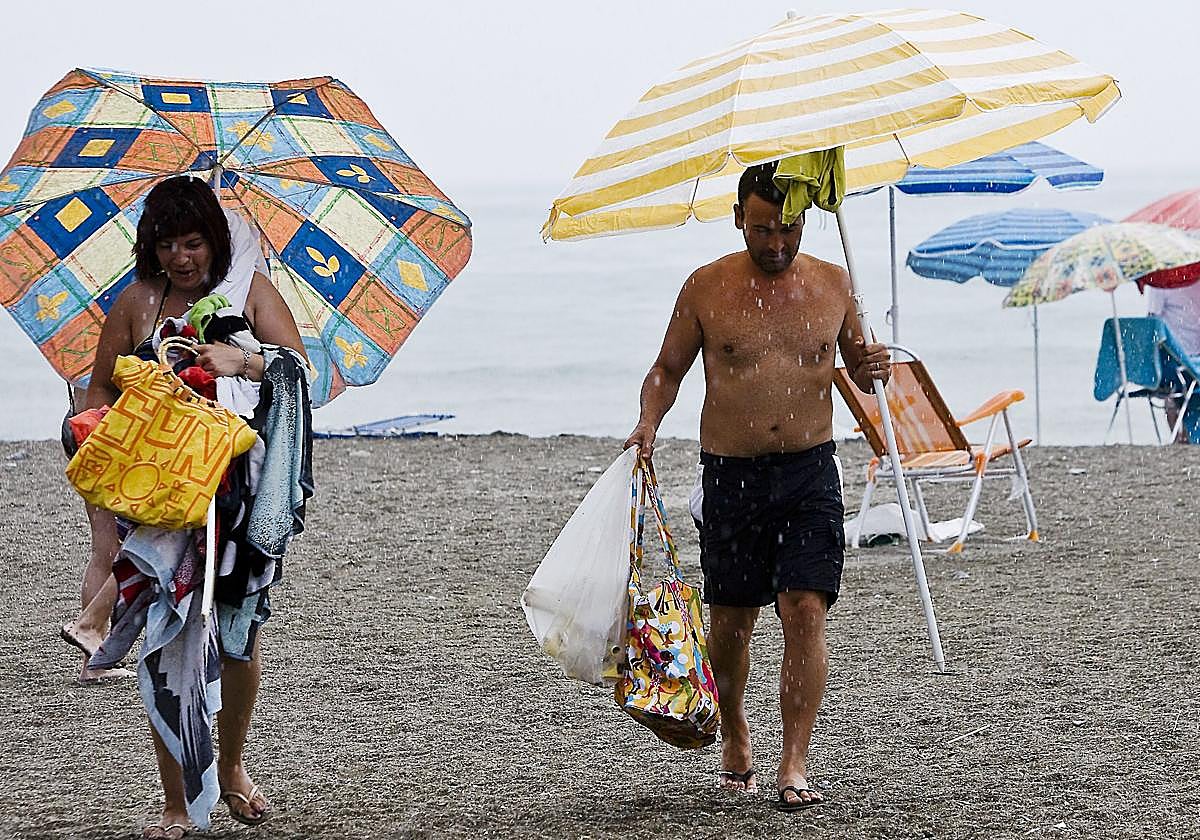 Imagen de archivo de lluvias en una playa de Málaga