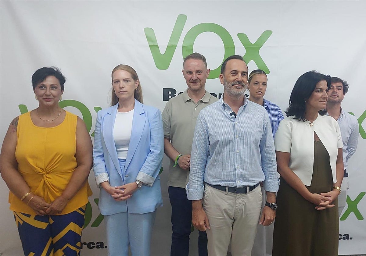 El presidente de Vox Baleares, Gabriel Le Senne, con los representantes del nuevo Comité Ejecutivo Provincial.