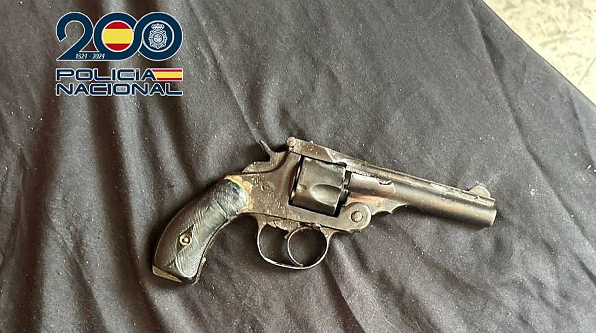 Imagen de una de las armas de fuego intervenidas por la Policía Nacional tras el tiroteo