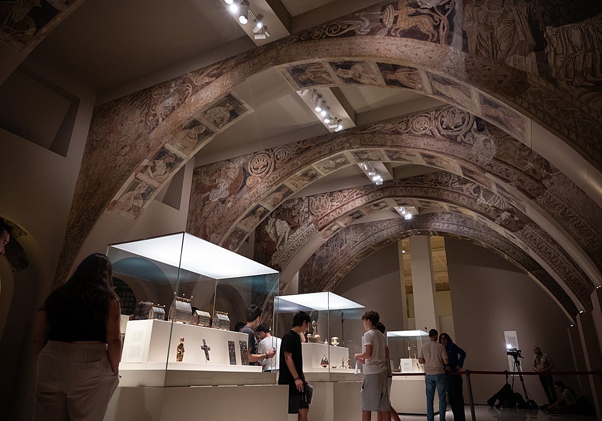 Ls sala 16 del MNAC donde están expuestas las pinturas murales de Sijena